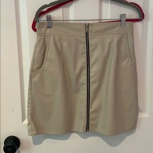 Nude skirt with zipper detail